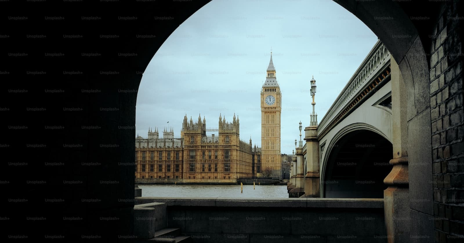 C#中是否可以继承String类?